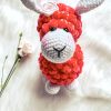 Różowa owieczka zrobiona na szydełku