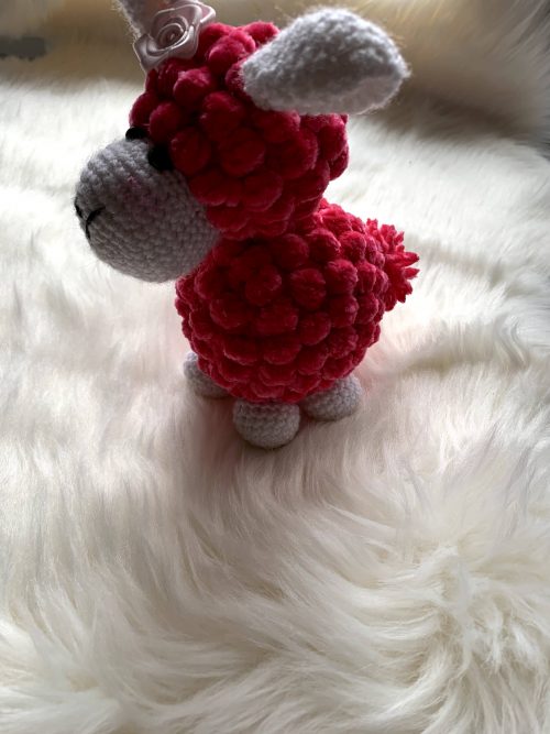 Różowa owieczka zrobiona na szydełku